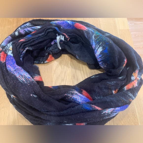 Silence and Noise infinity scarf, urban outfitters. 100% acrylic. - Picture 4 of 5
